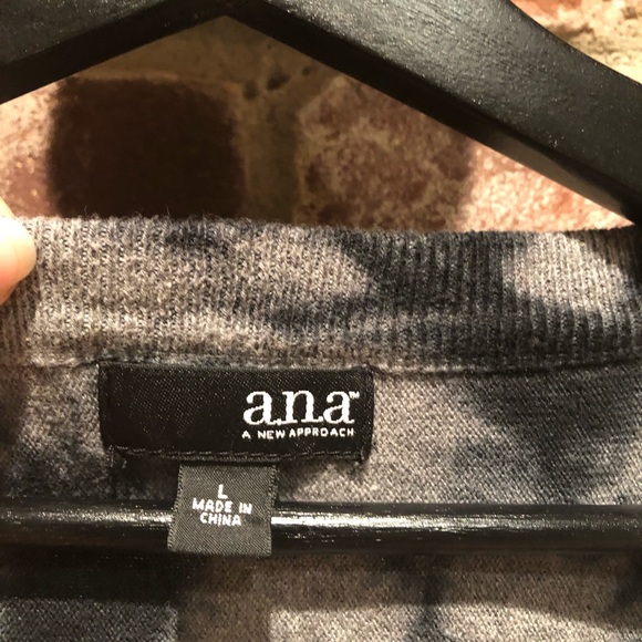 Buttoned Top/ Sweater - Picture 4 of 4